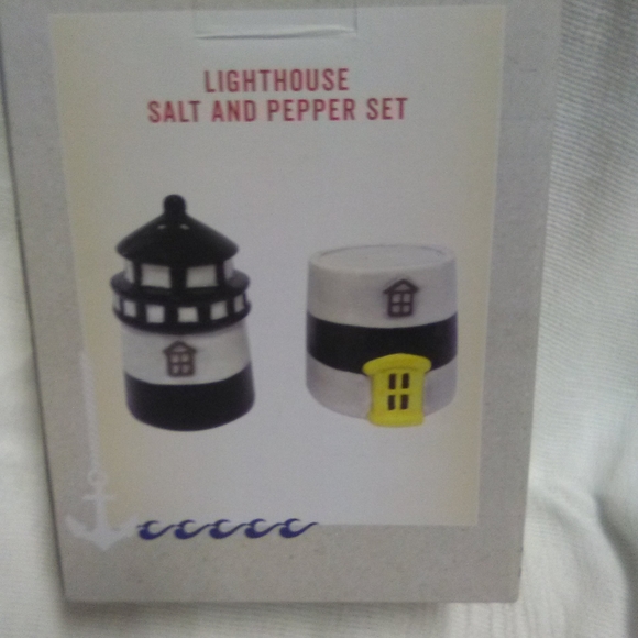 Cracker Barrel Lighthouse *NEW* Salt & Pepper Set! - Picture 2 of 4